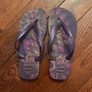 Havaianas Women's Purple and Pink Patterned Slippers